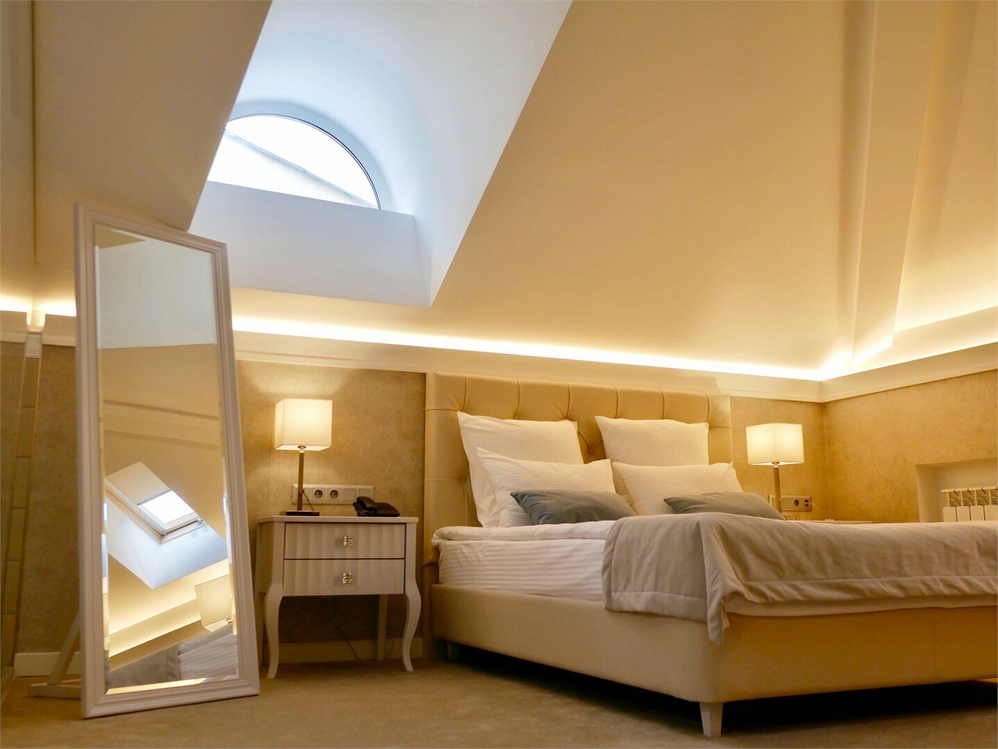 Номер "Высшей" категории полулюкс с круглой ванной