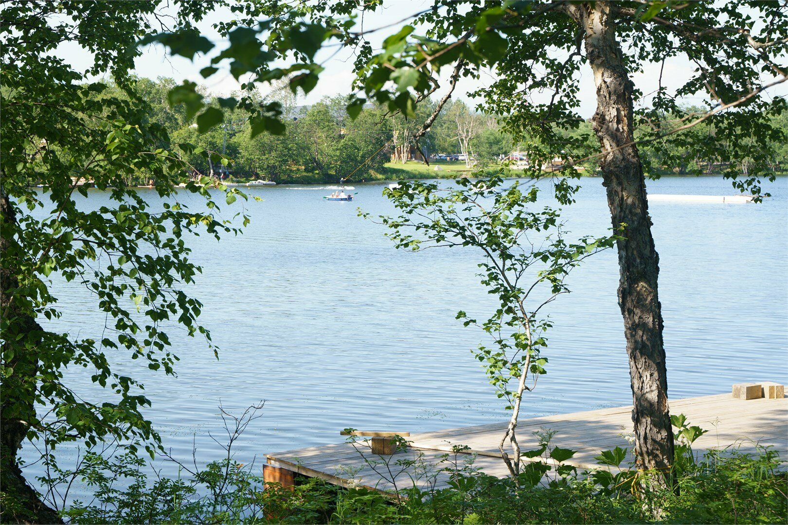 Палатка в глэмпинге "Микижа" на противоположной стороне озера