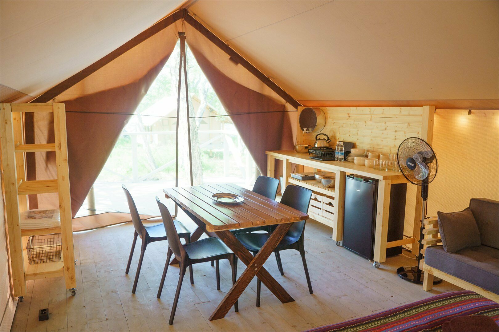 Палатка в глэмпинге "Микижа" на противоположной стороне озера