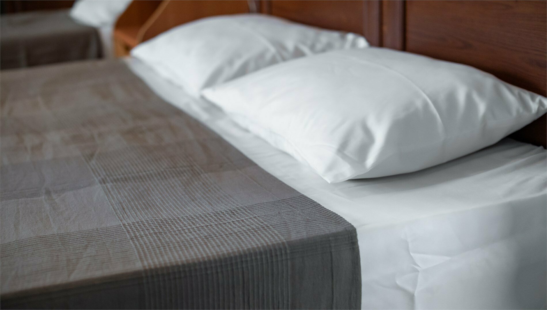 Четырёхместный номер с двуспальной кроватью и двумя односпальными