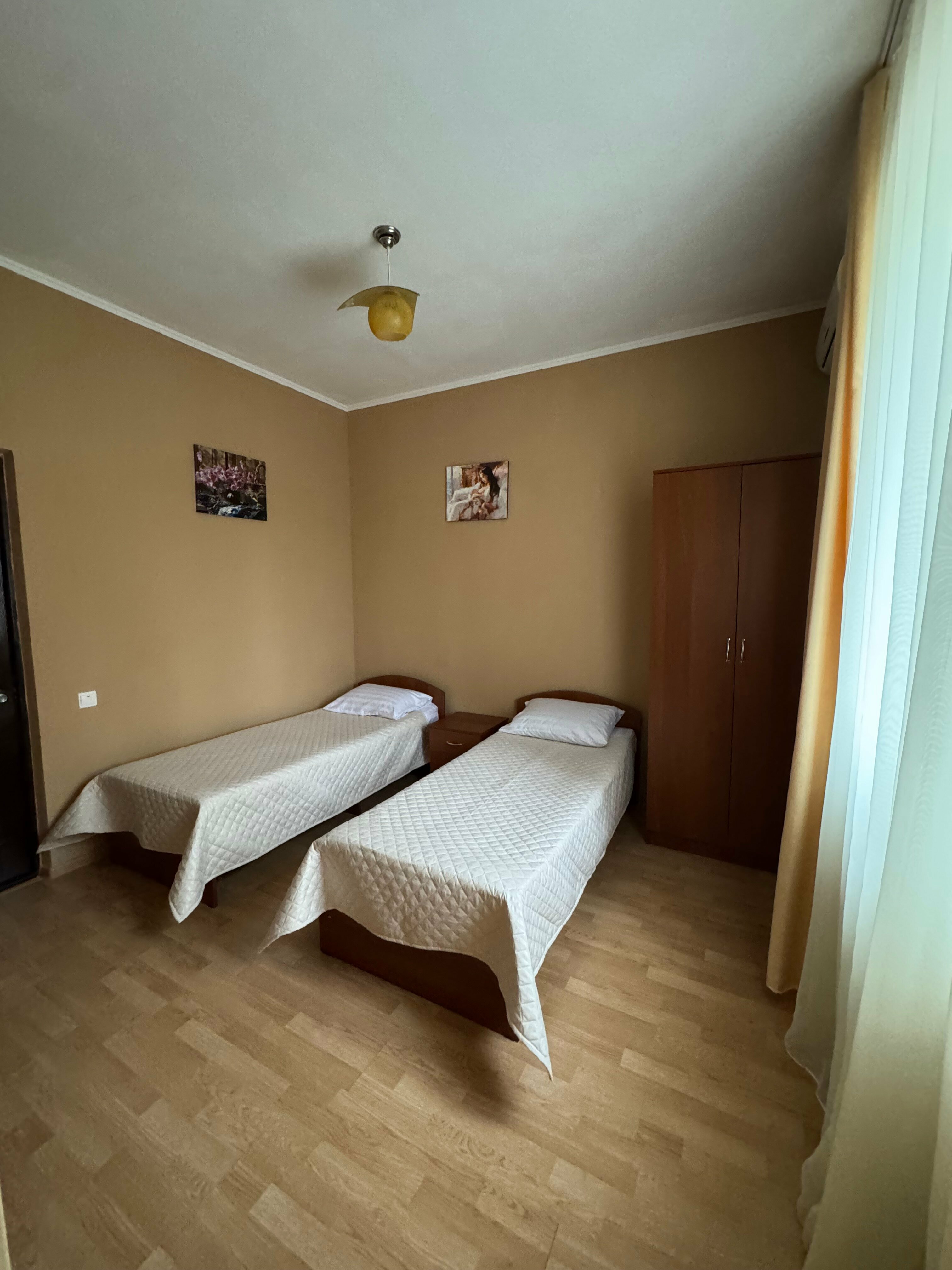 Небольшой двухместный номер с 2 отдельными кроватями