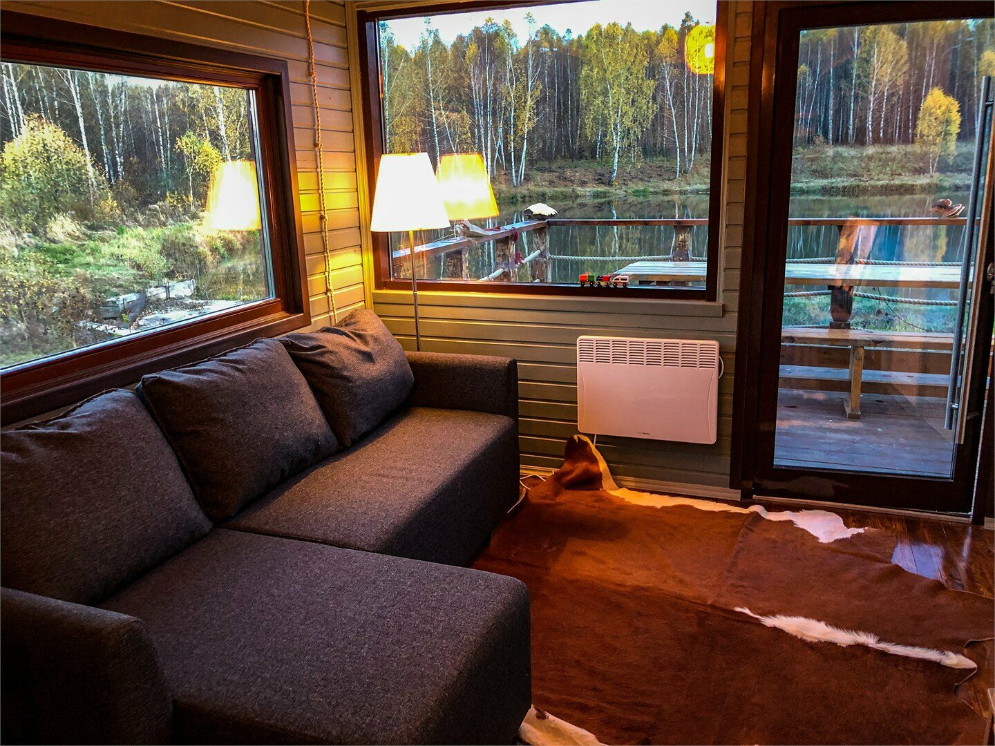 Изба рыбака на озере с баней