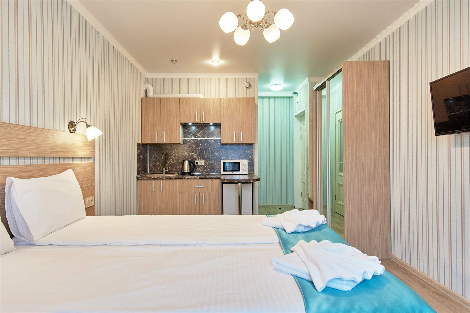 Трехместный номер с кухней и французским балконом