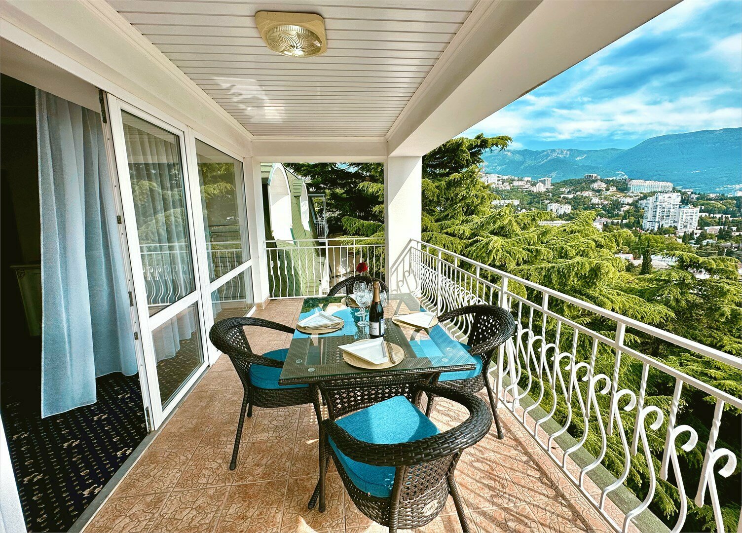 Номера Премиум Люкс с балконом с одной совместной кроватью с видом на море