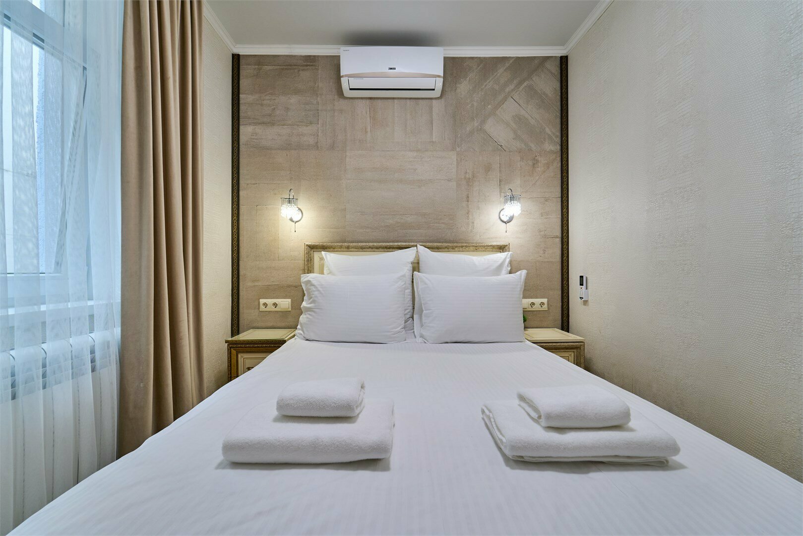 Стандартный бюджетный номер с видом во двор и на стену здания