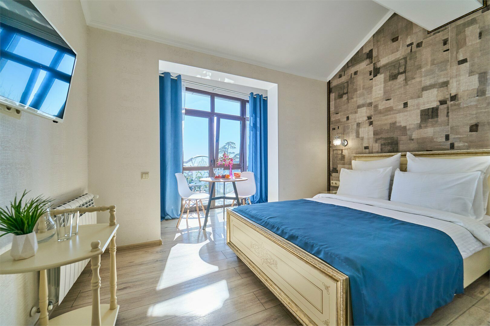 Студия Панорамная улучшенная с балконом, мини кухней и видом на город и море