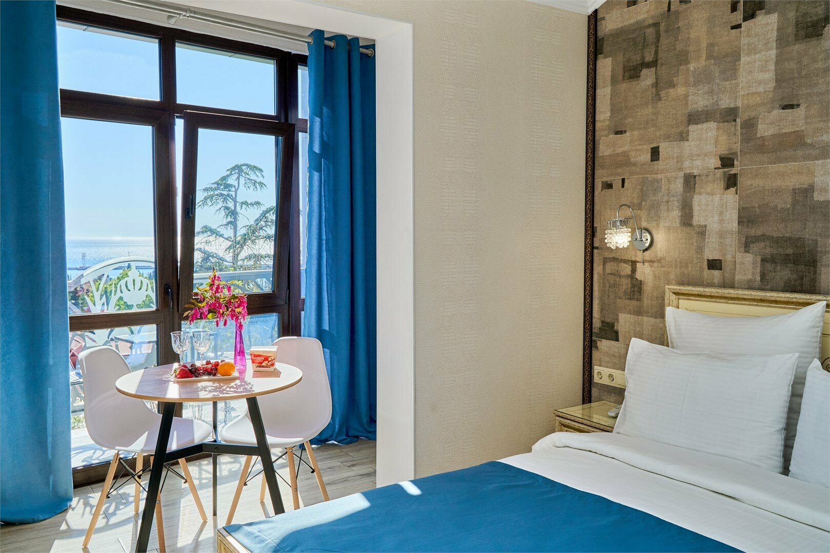 Студия Панорамная улучшенная с балконом, мини кухней и видом на город и море