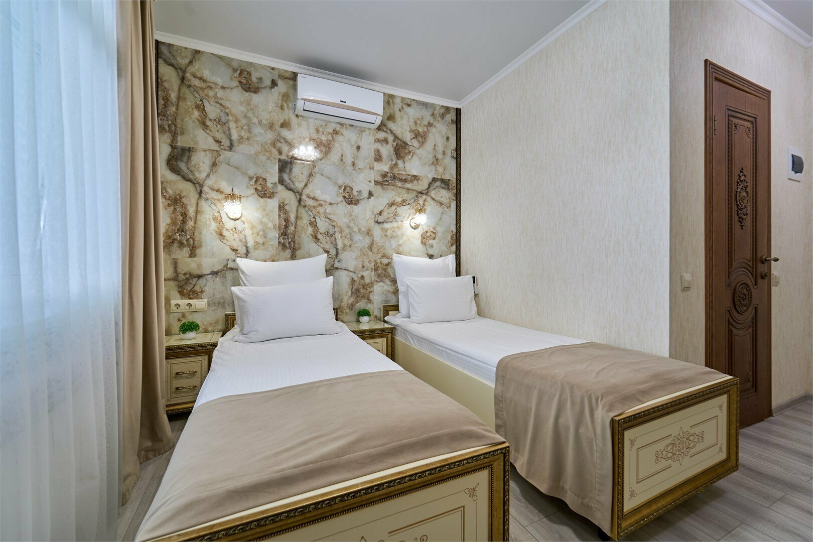 Стандарт улучшенный с двумя отдельными или одной двуспальной кроватью, вид во двор и на стену здания