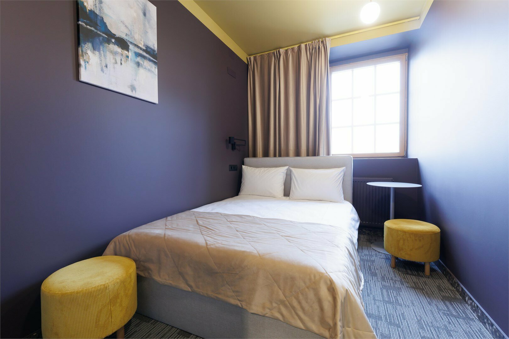 Небольшой двухместный номер с личными удобствами вне номера