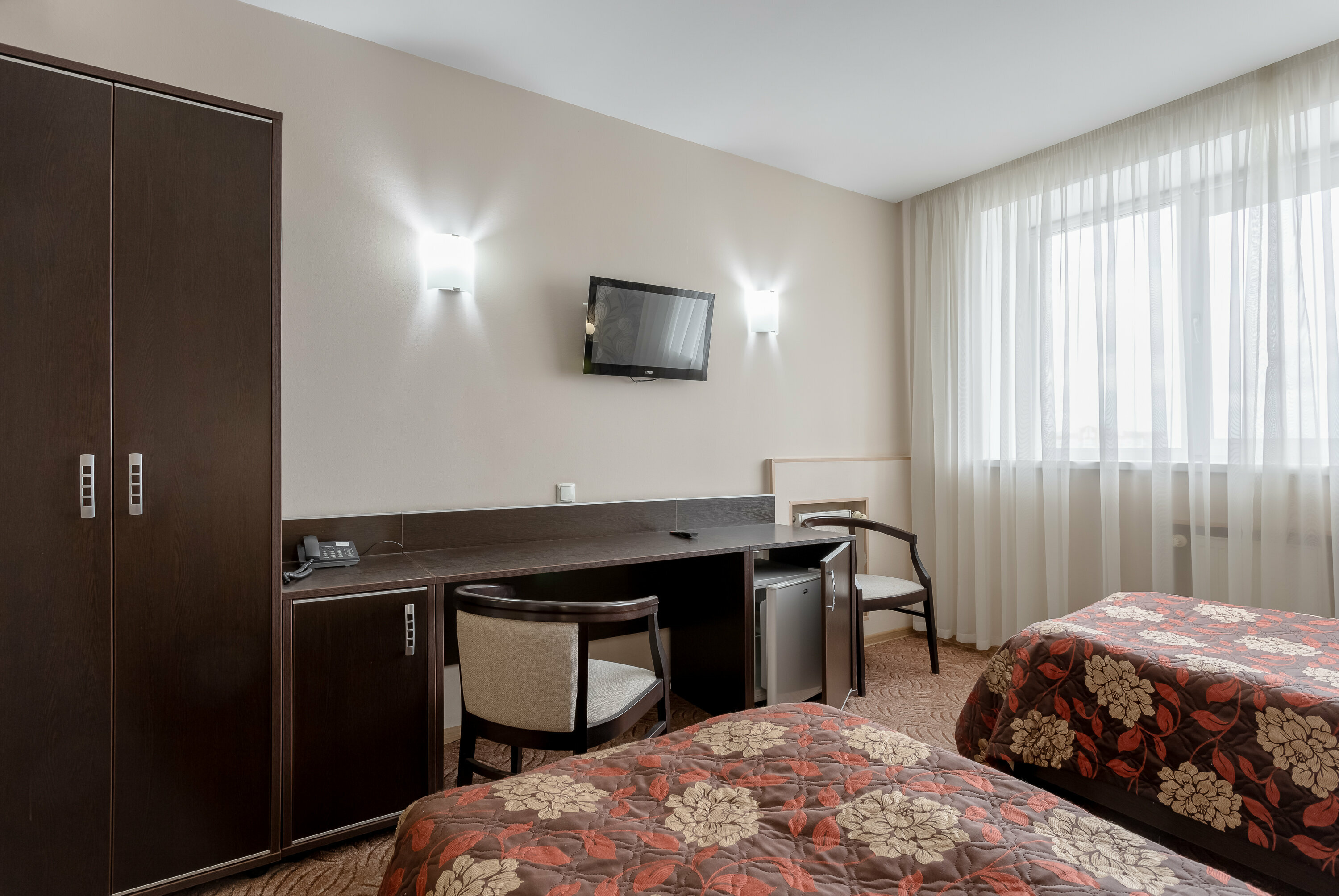 Стандартный номер с 2 односпальными кроватями и диваном