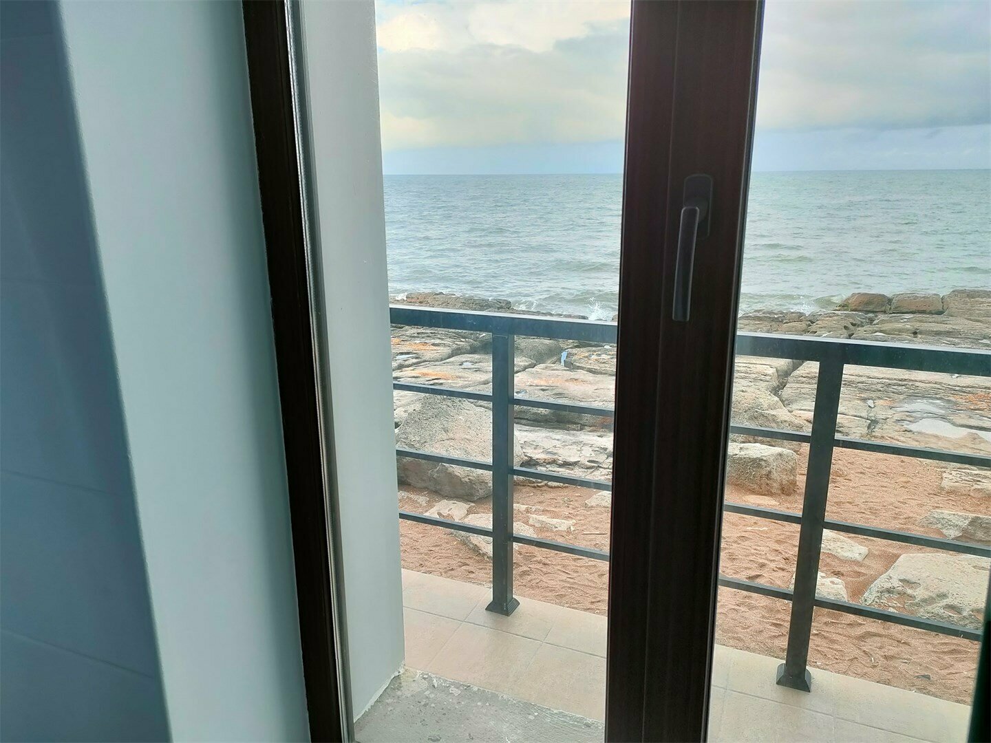 ДВУХКОМНАТНЫЙ ЛЮКС С ВИДОМ НА МОРЕ И БАЛКОНОМ