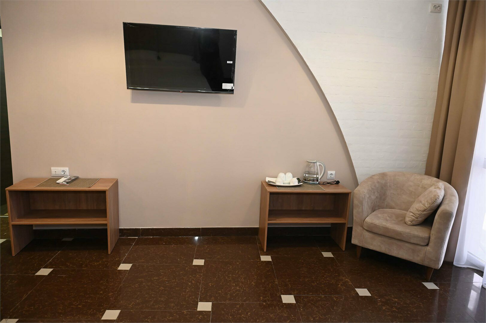 Четырехместный номер эконом-класса с общей ванной комнатой