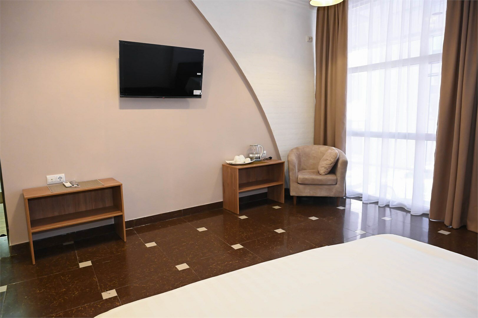 Четырехместный номер эконом-класса с общей ванной комнатой