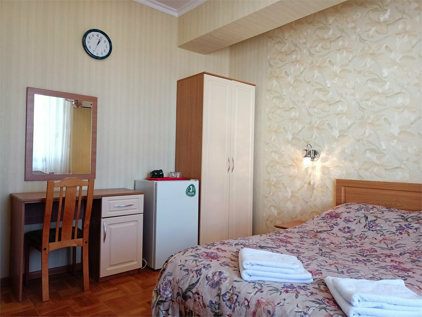 Двухкомнатный номер с диваном