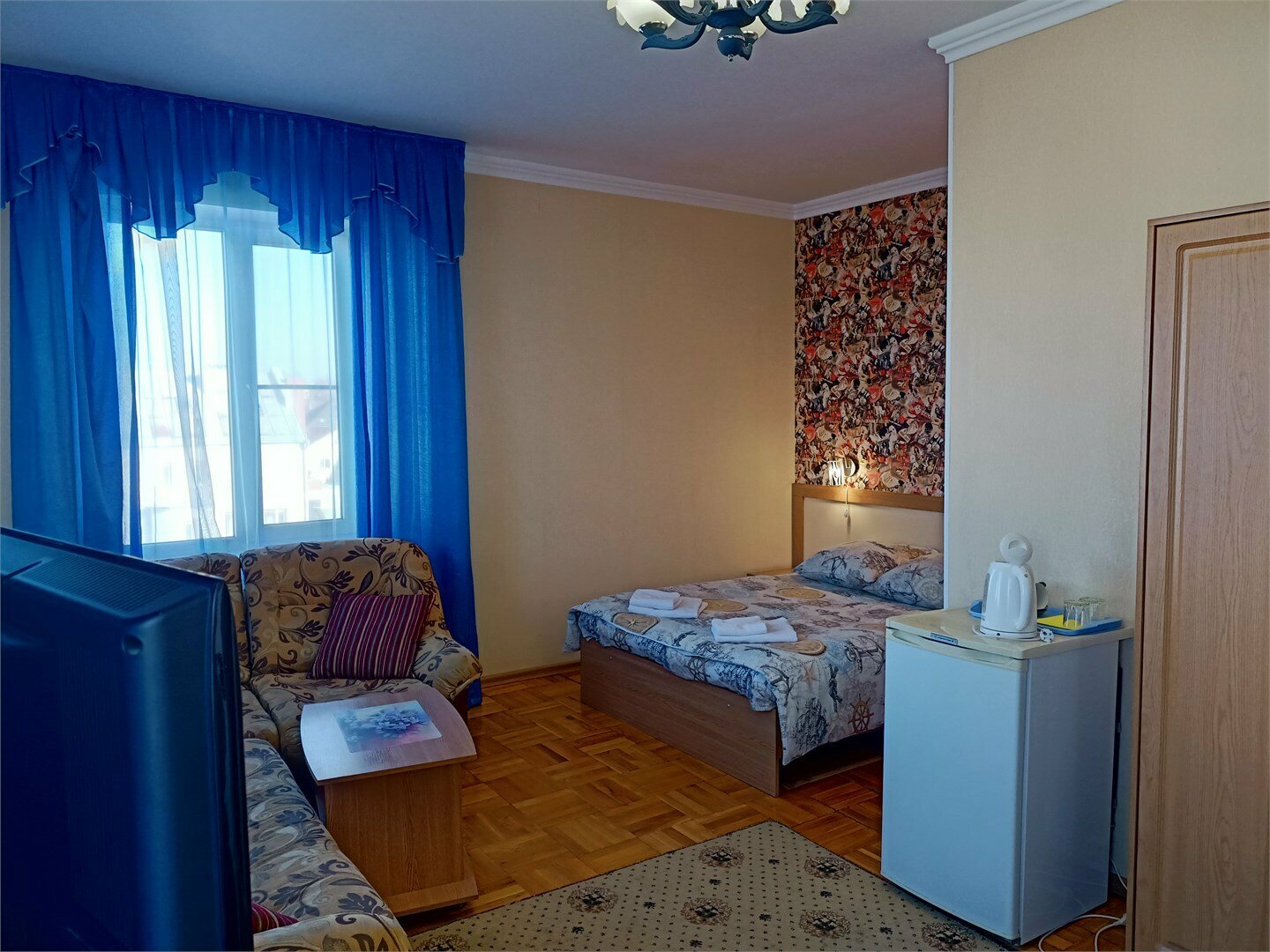 Двухкомнатный номер с диваном