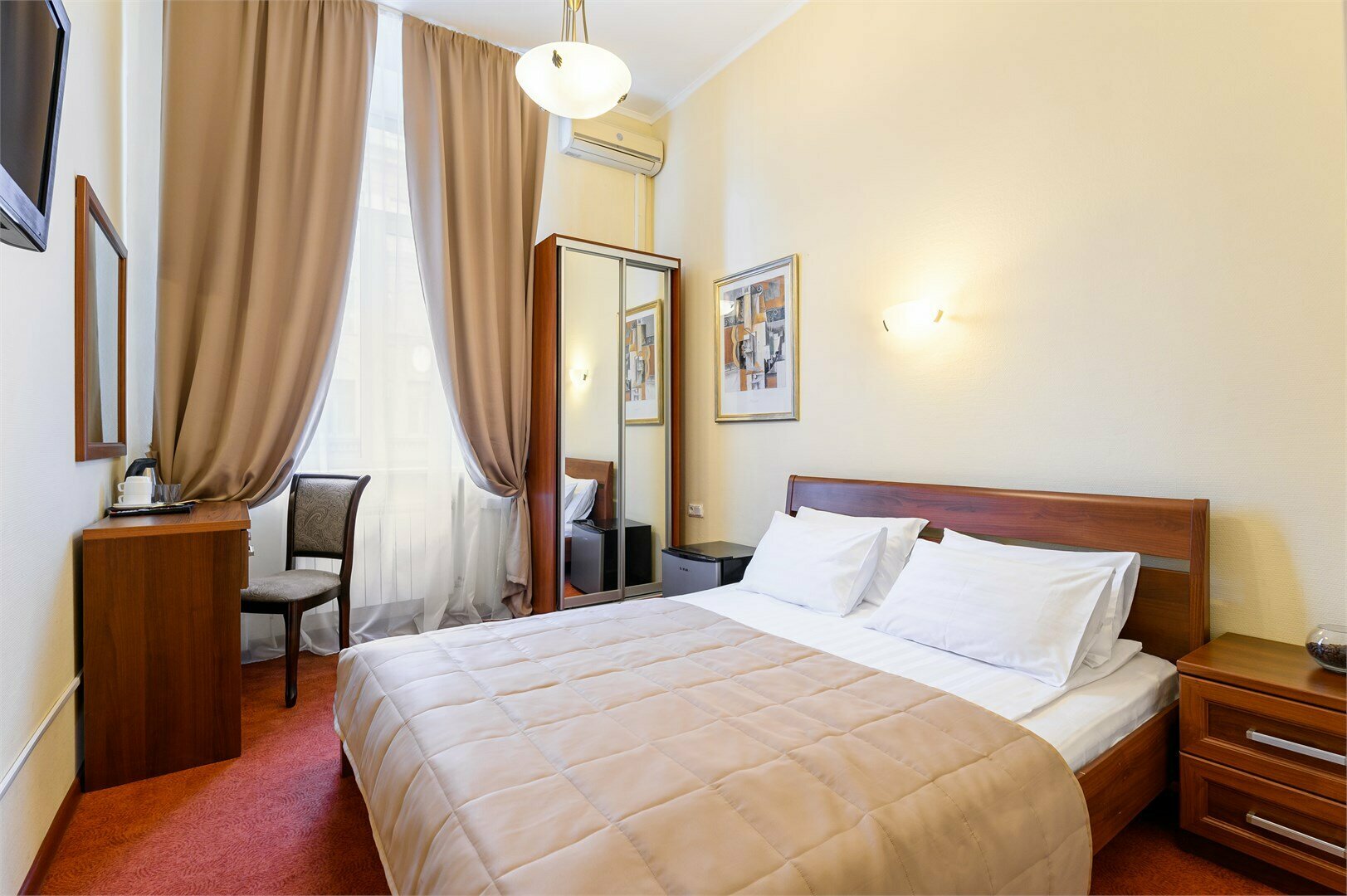 Стандартный номер с 1 кроватью и видом на улицу или во внутренний двор