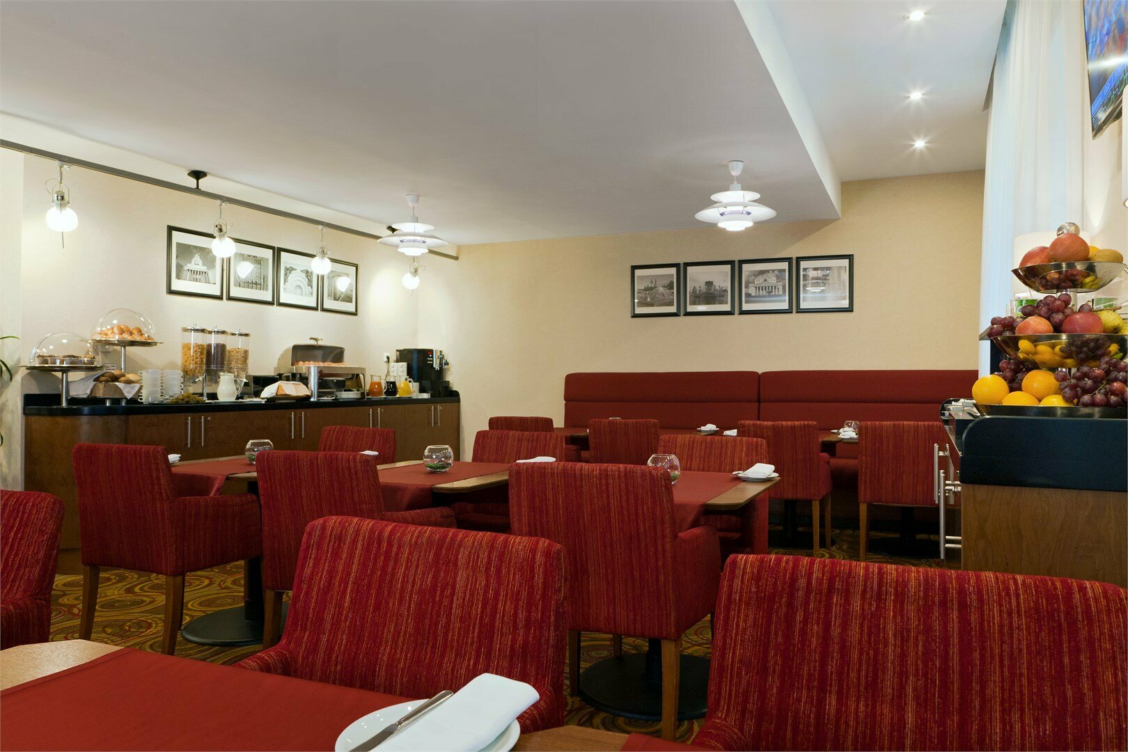 Двухкомнатный люкс с большой двуспальной кроватью и диваном