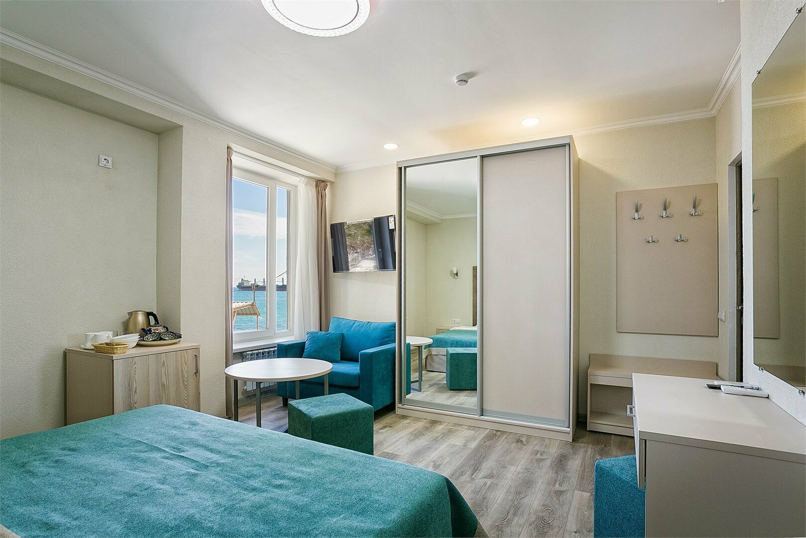 Улучшенный трехместный номер с видом на море