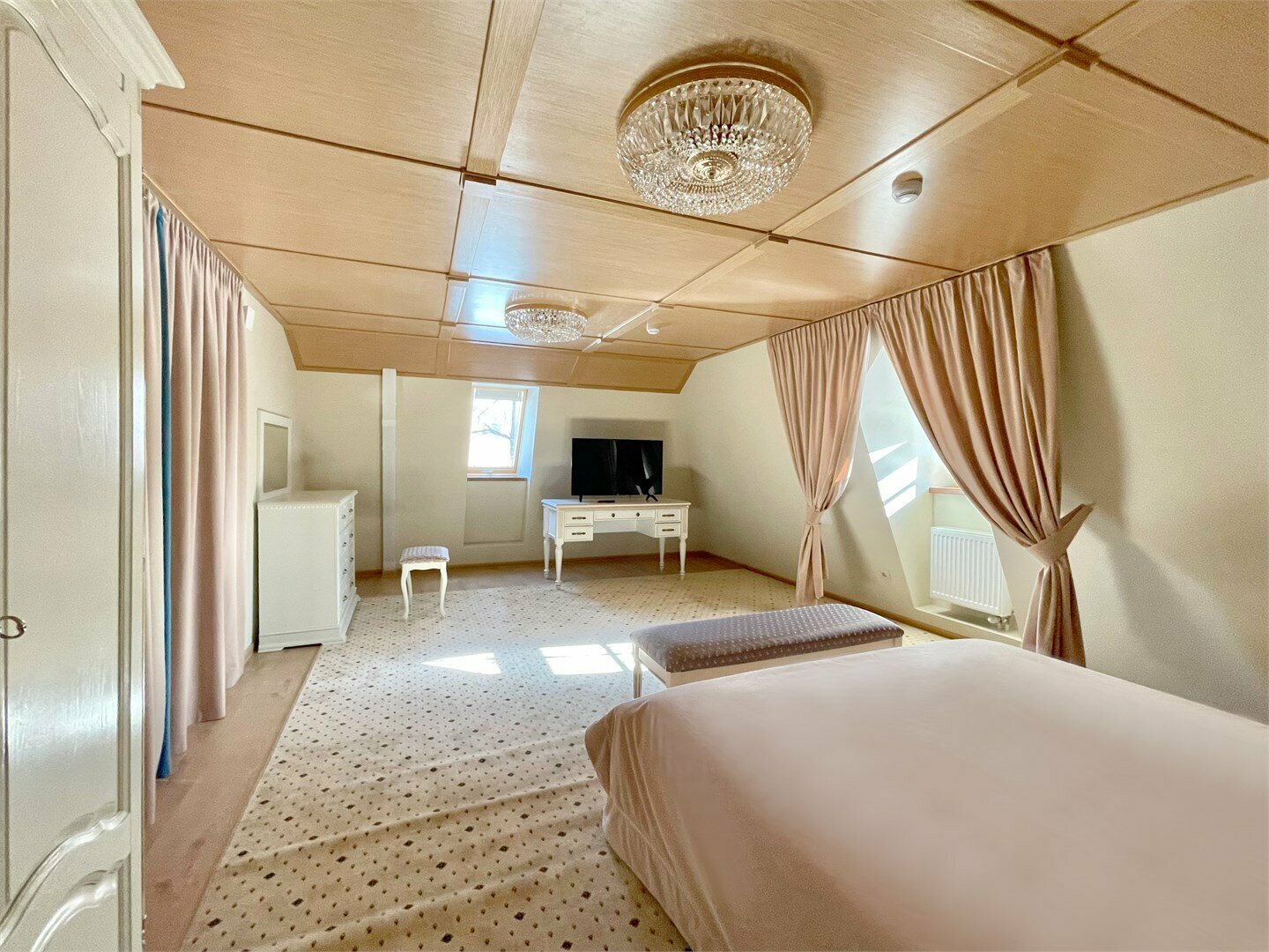 Адмиральский люкс с гидромассажной ванной и сауной