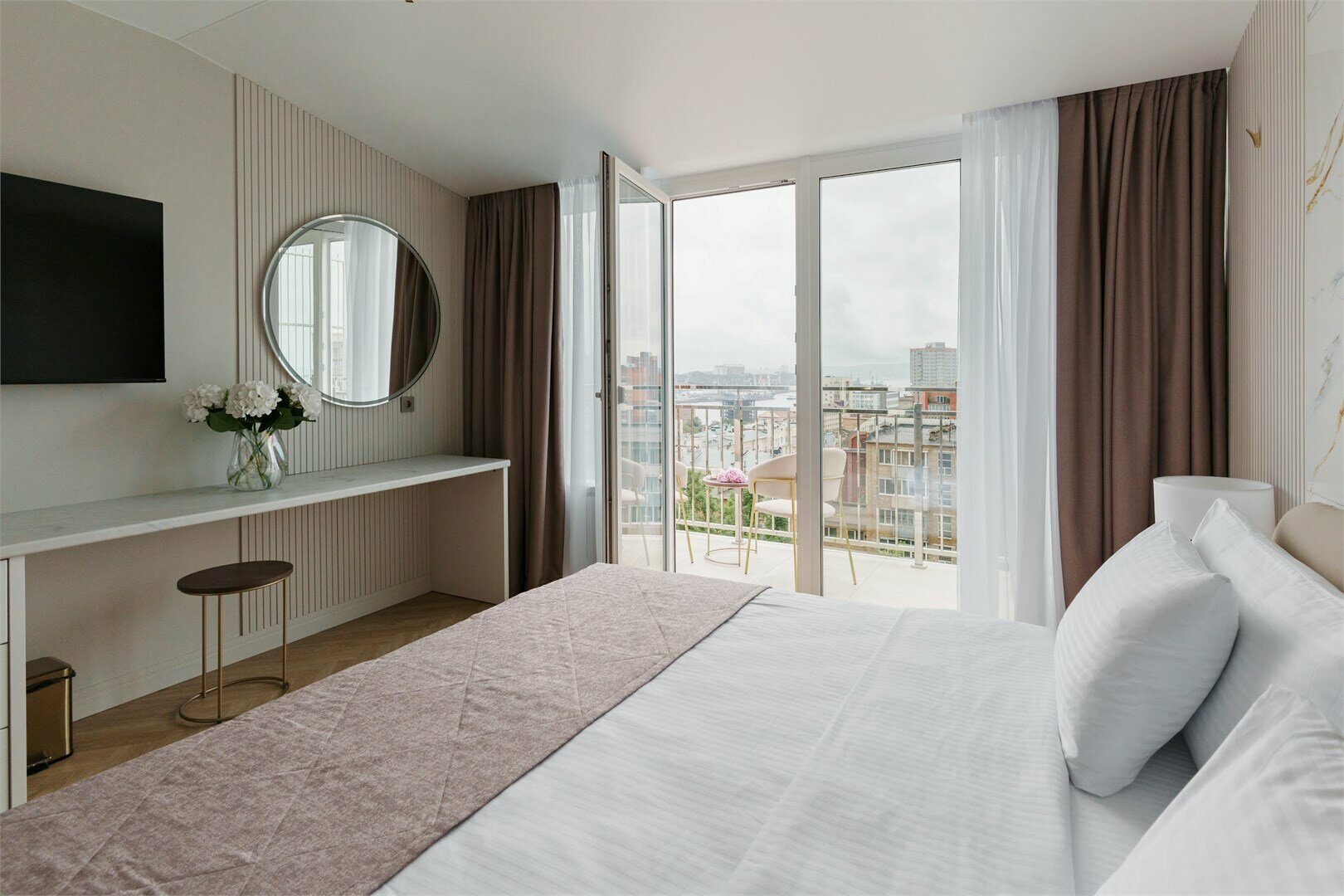 № 6 White Lux (с балконом, вид на море)