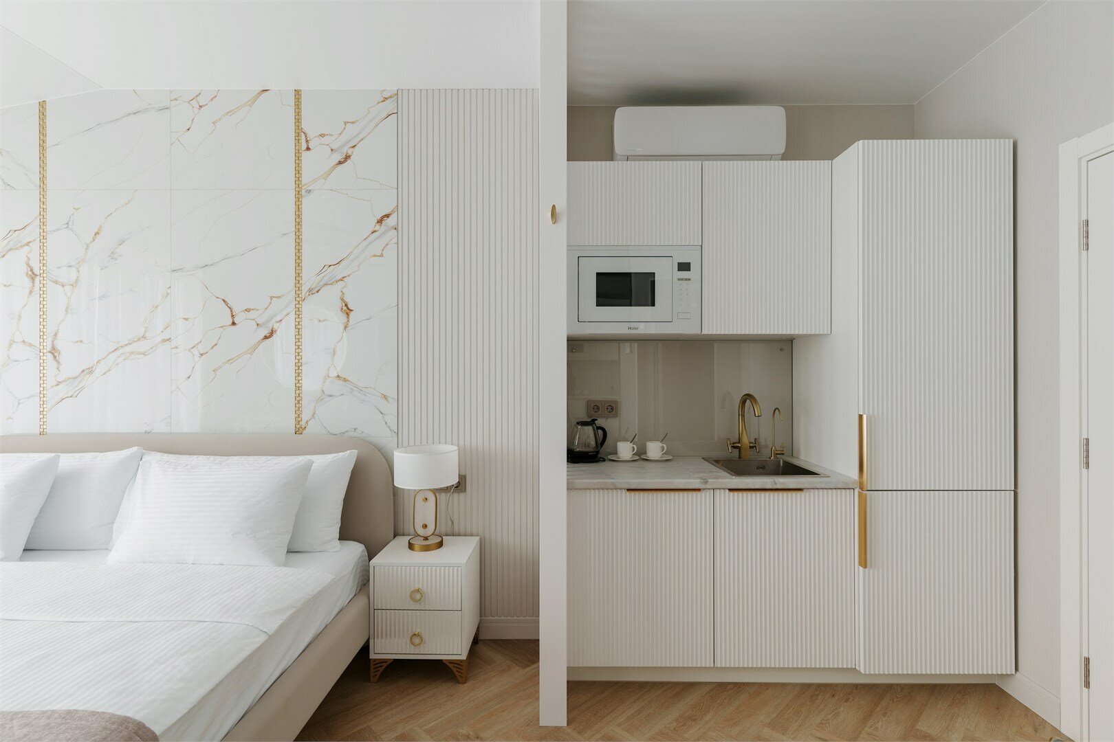 № 6 White Lux (с балконом, вид на море)