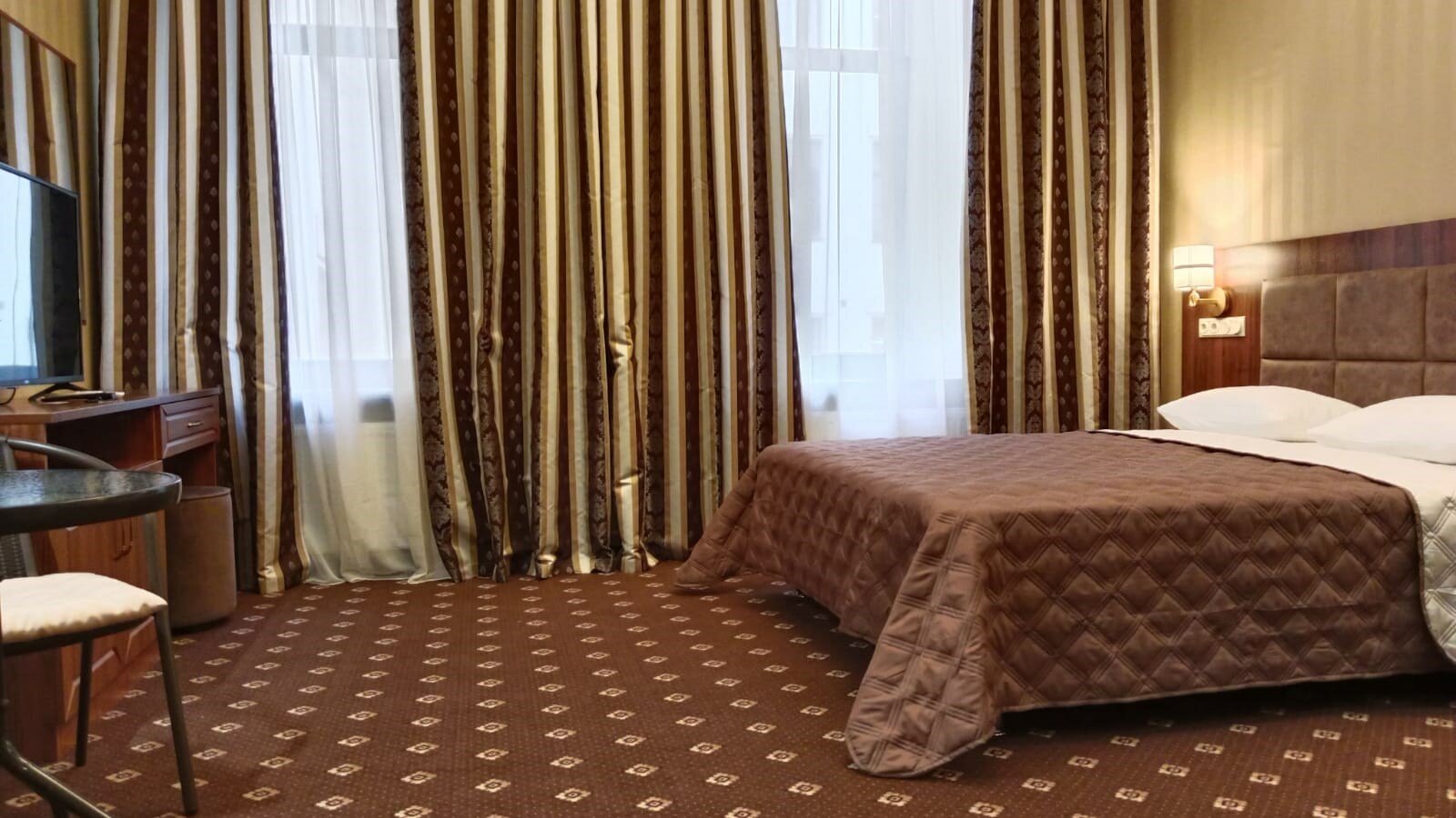 Двухместный Делюкс с одной двуспальной или двумя односпальными кроватями