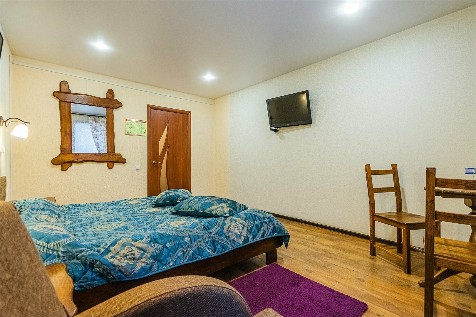 Двухместный номер с двуспальной кроватью и дополнительной кроватью