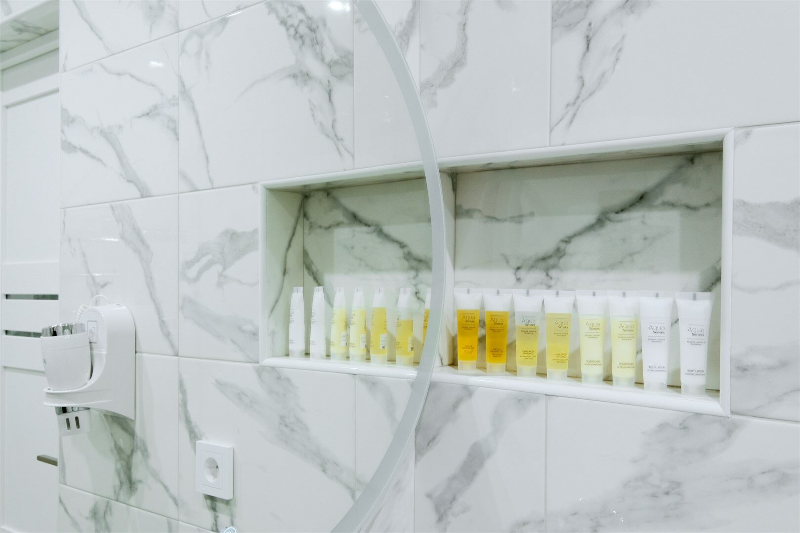 Трёхместный номер с двуспальной кроватью и диваном