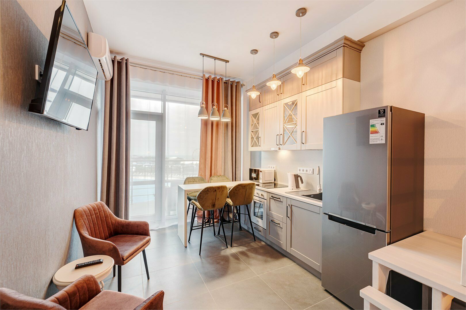 Четырехместный полулюкс c видом на море и бассейном 232a