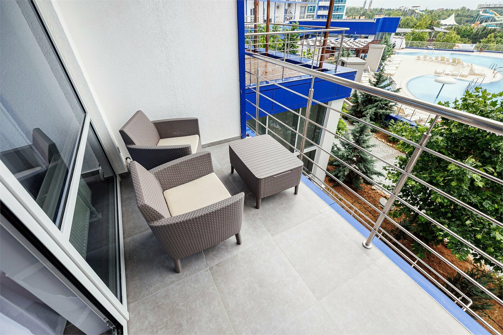 Четырехместный полулюкс c видом на море и бассейном 232