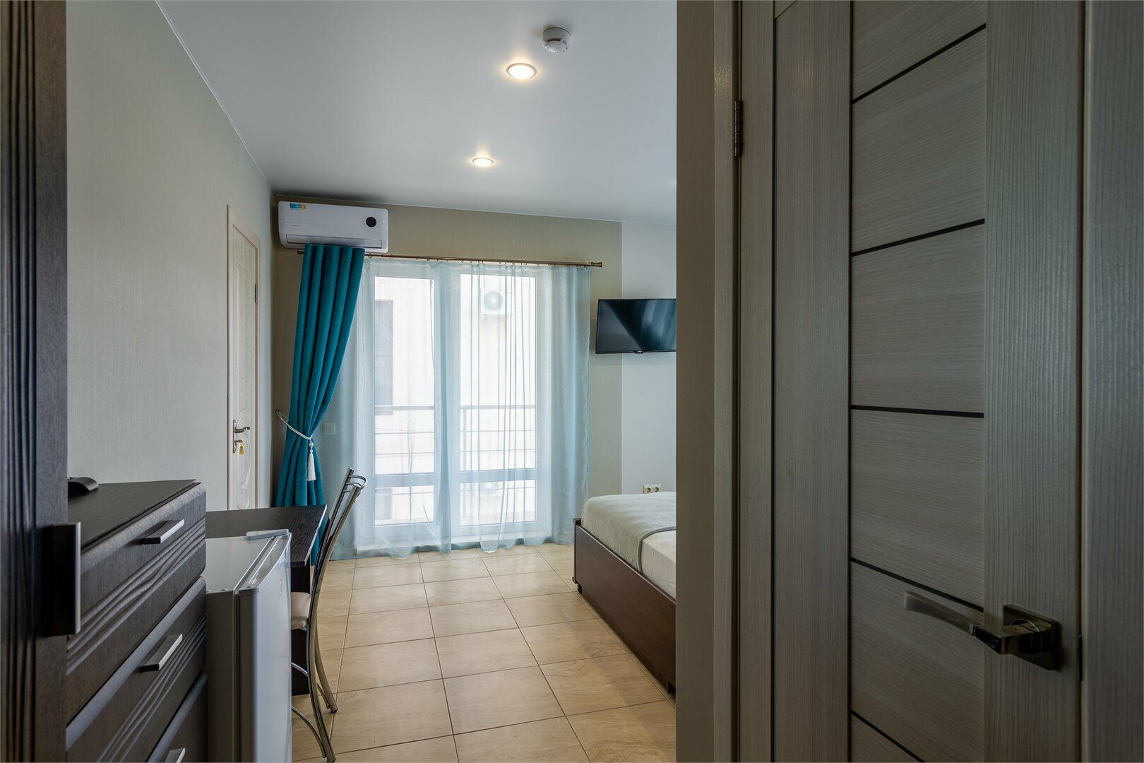 Семейный номер с боковым видом на море