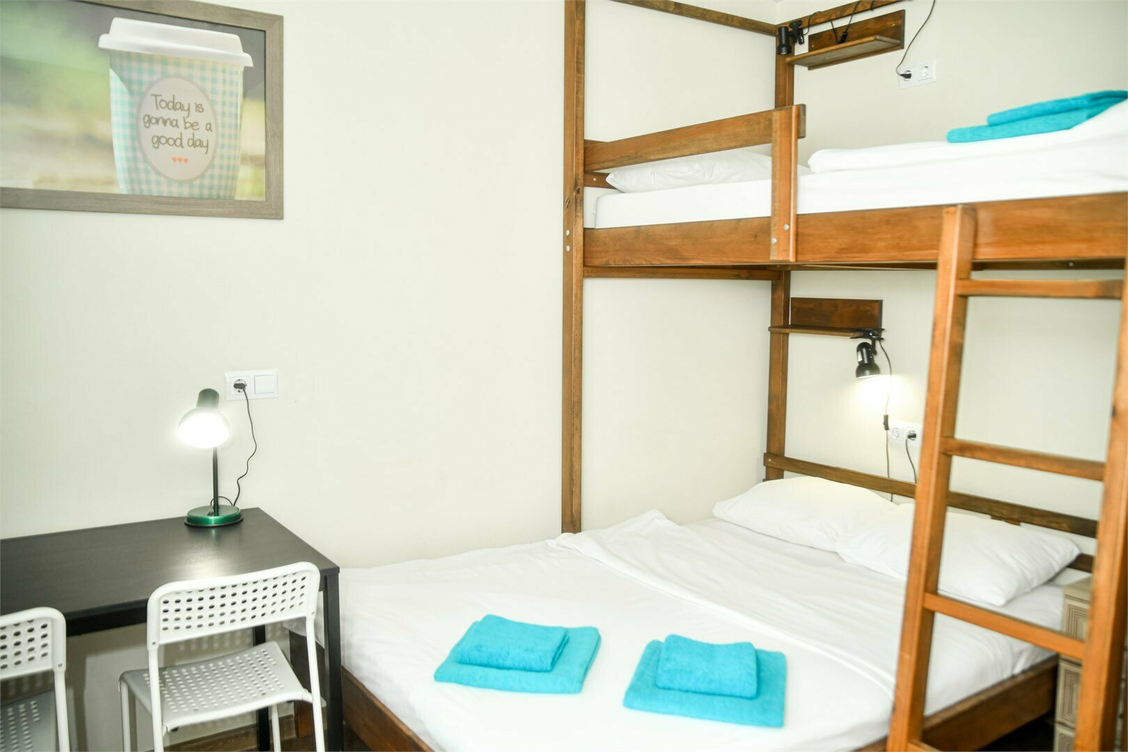 Трехместный номер эконом-класса с общей ванной комнатой