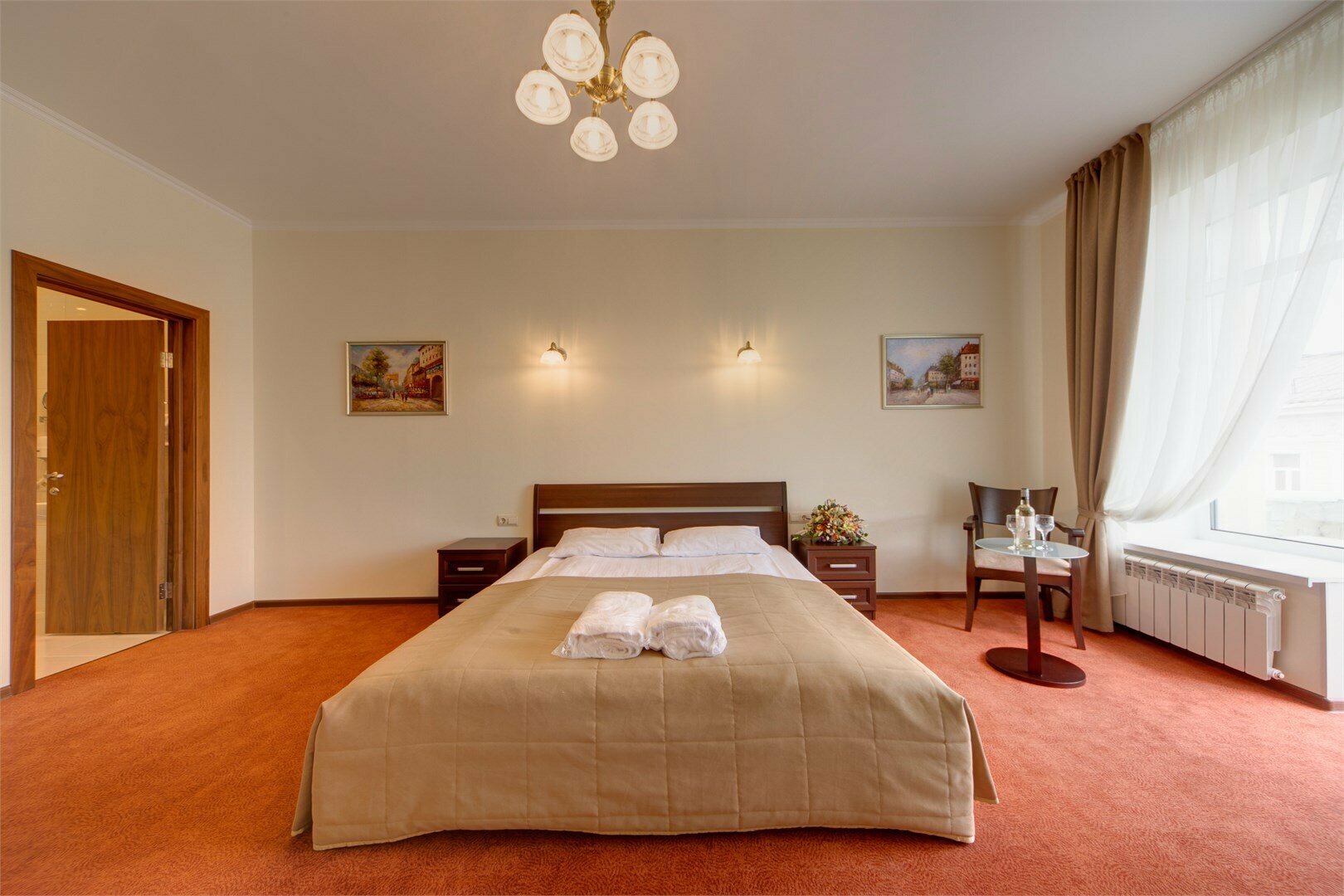 Люкс с балконом, кроватью кинг-сайз и джакузи ( вид на город и крыши, кондиционер)