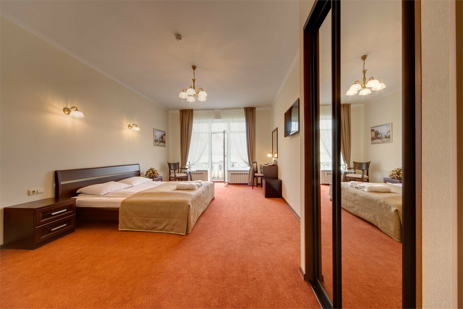 Люкс с балконом, кроватью кинг-сайз и джакузи ( вид на город и крыши, кондиционер)