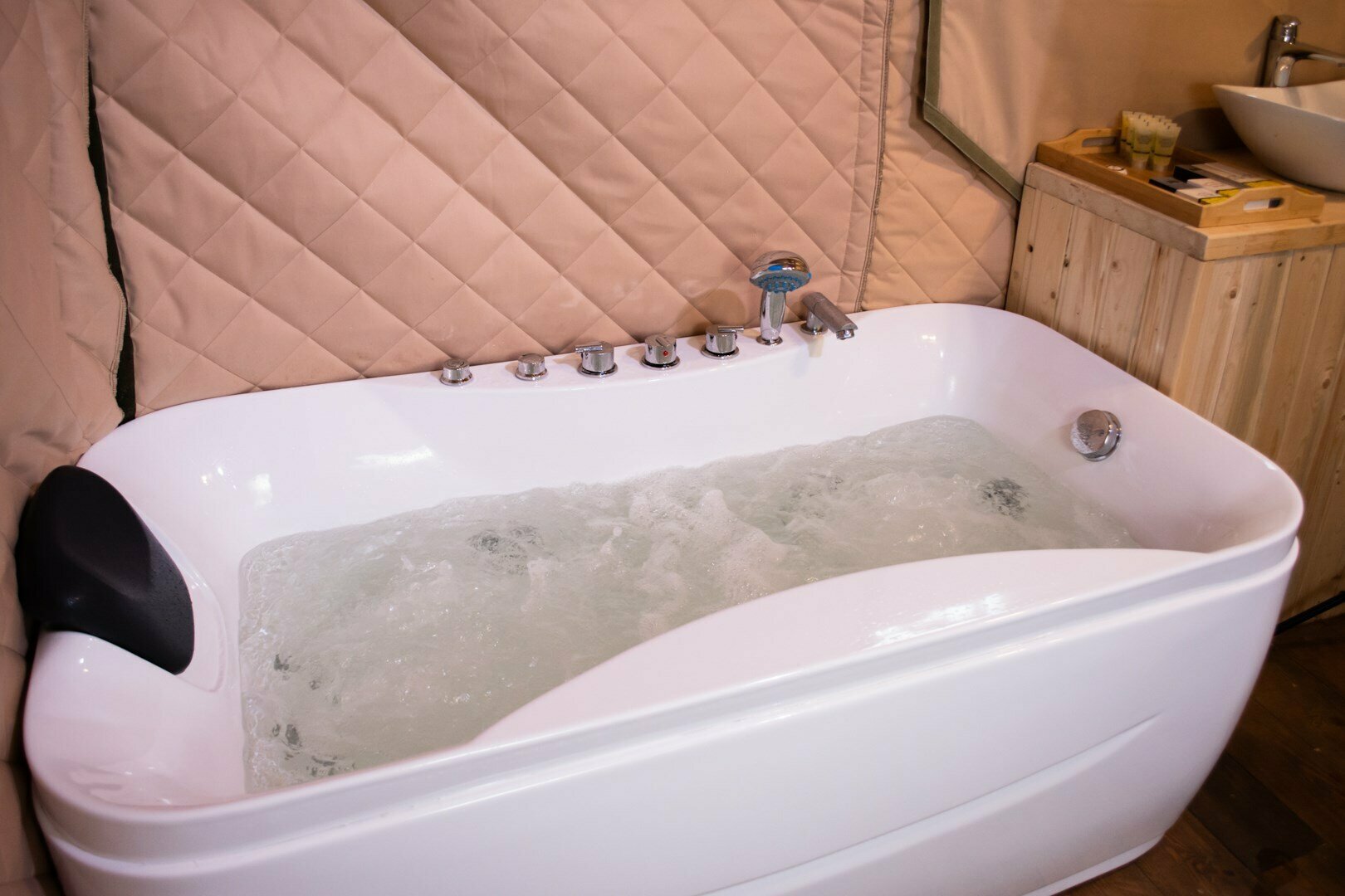 Шатёр c гидромассажной ванной, первая категория