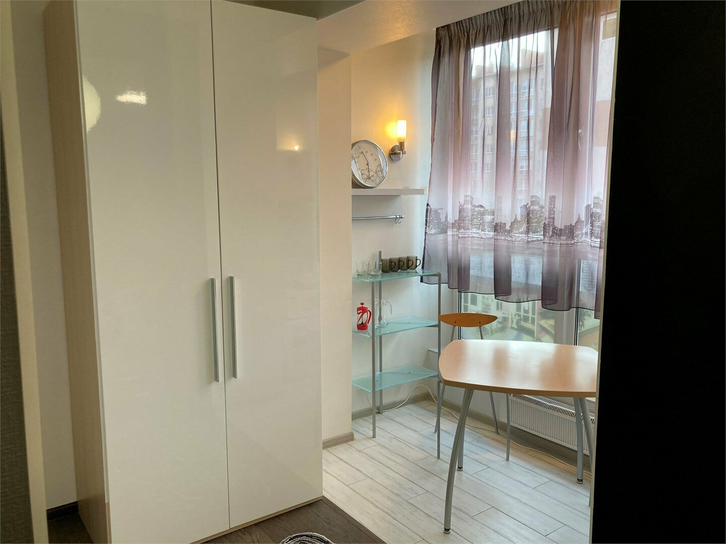 Студия с диваном с санузлом в комнате