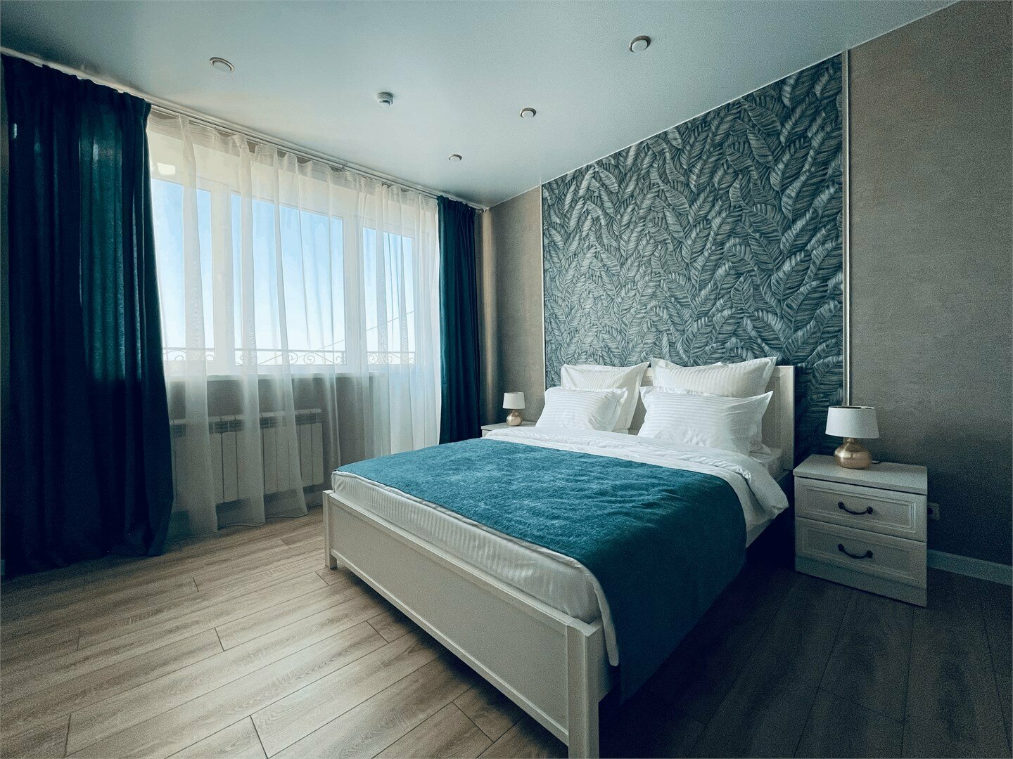 Двухместный номер-полулюкс с 1 кроватью queen-size (ширина 160 см) и балконом