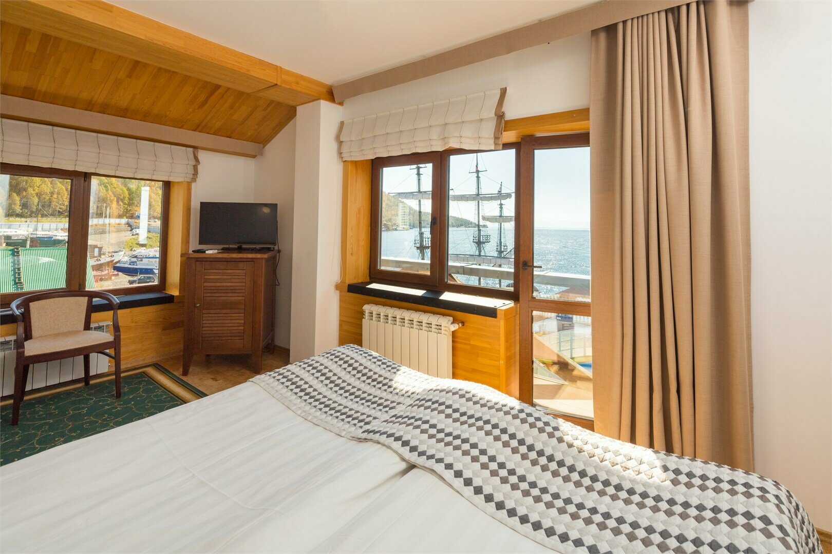 Стандарт+ 2-местный (с видом на воду и балконом)