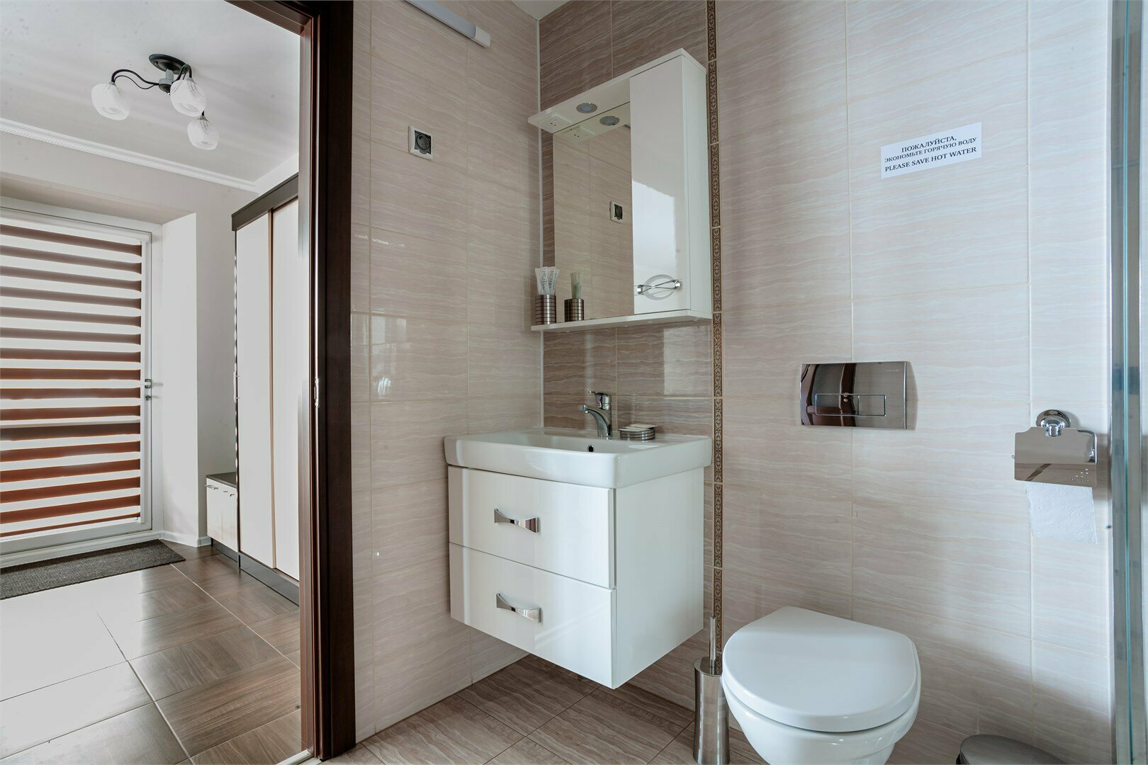 Семейный номер с видом на озеро