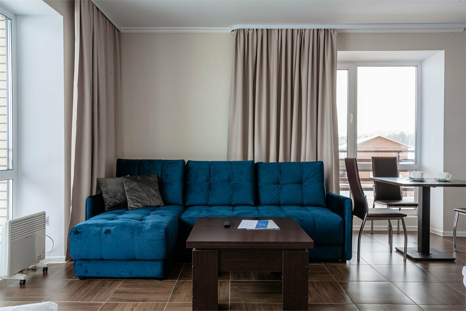 Семейный номер с видом на озеро