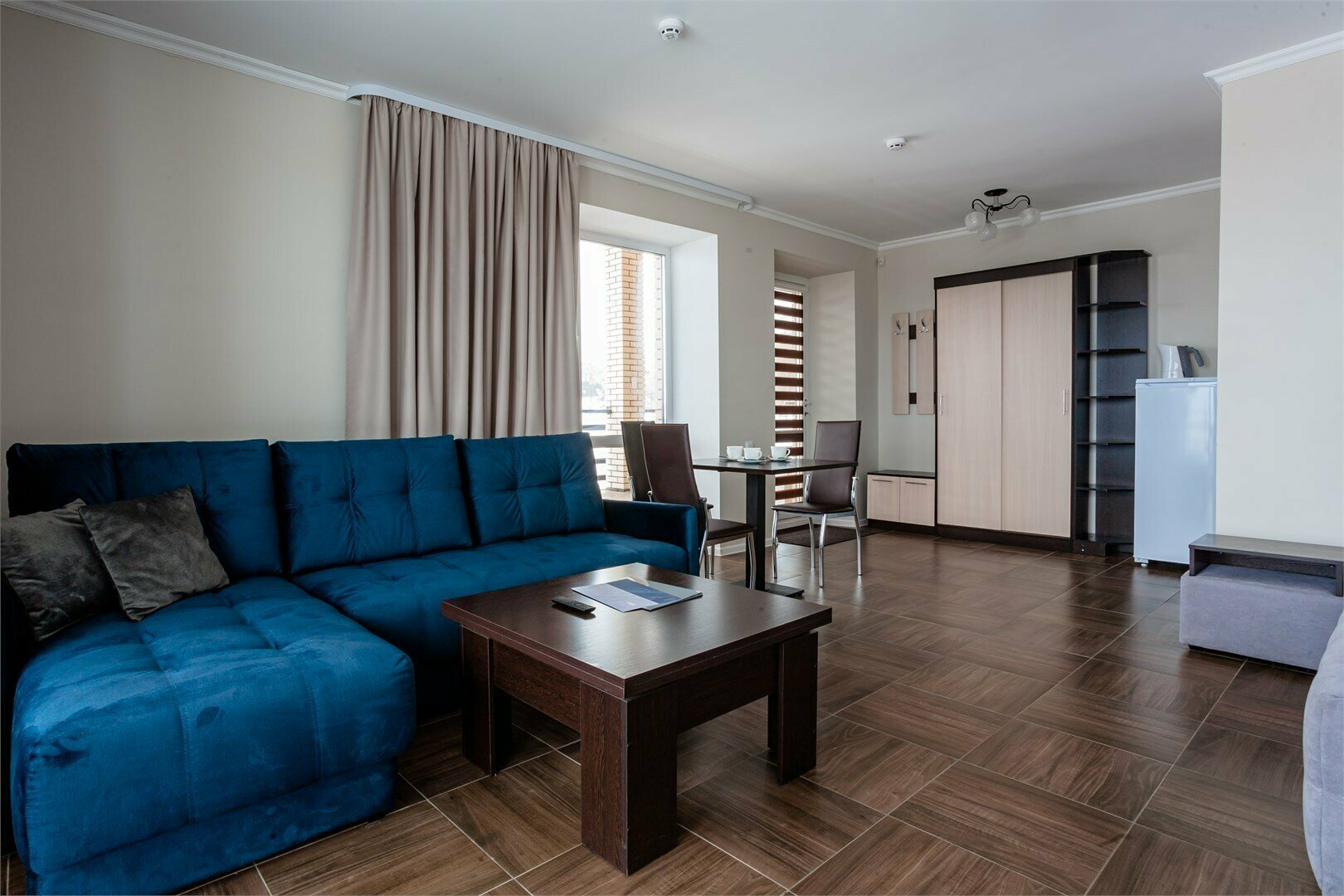 Семейный номер с видом на озеро