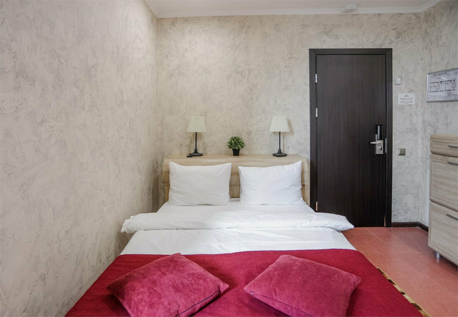 Первая категория-стандартный двухместный номер с 1 кроватью