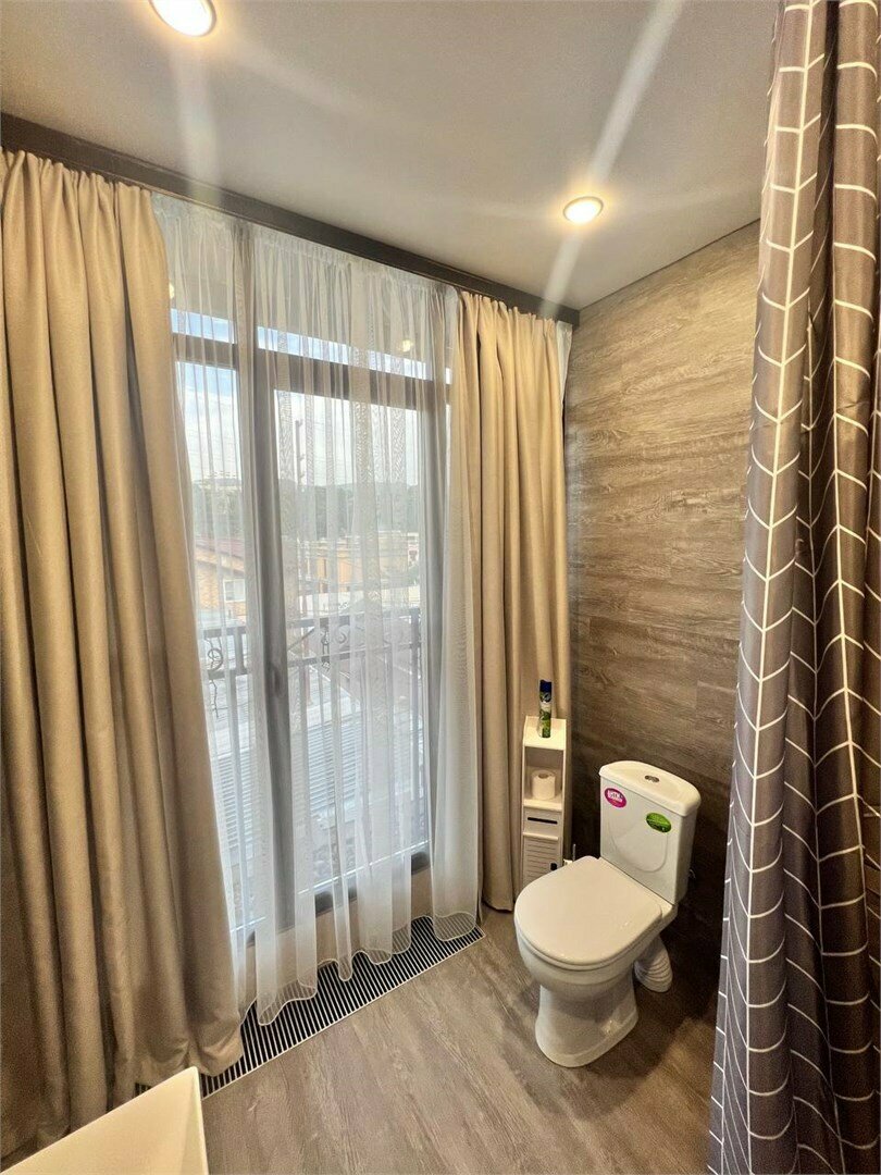 Двухместный номер категории "Полулюкс" с французским балконом, кровати спринг бокс (трансформируются в отдельные кровати).