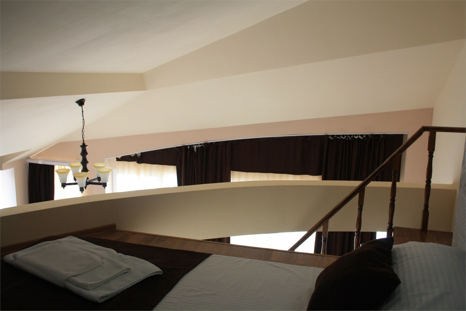 Двухуровневый номер люкс с видом на море