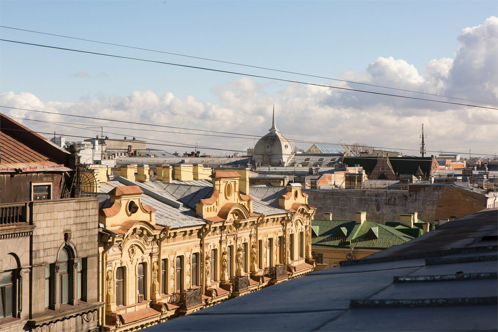 Комфортный номер с 1 большой кроватью и видом на Зимний Дворец и город, вид на крыши города(кондиционер)