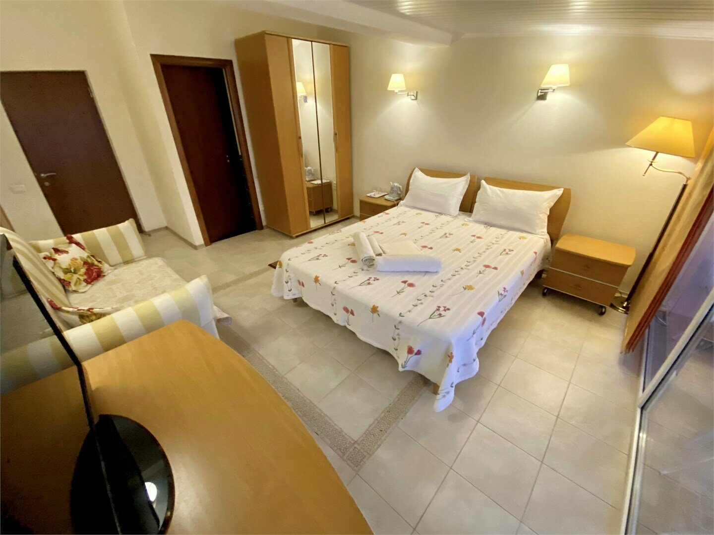 Трехместный номер Делюкс с видом на море и балконом