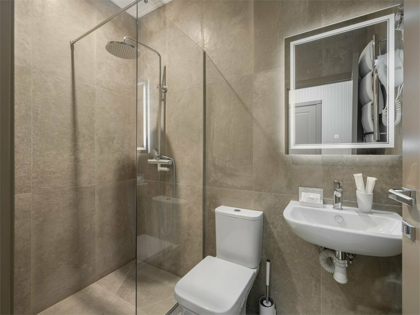 Полулюкс с двуспальной кроватью и окнами во внутренний двор