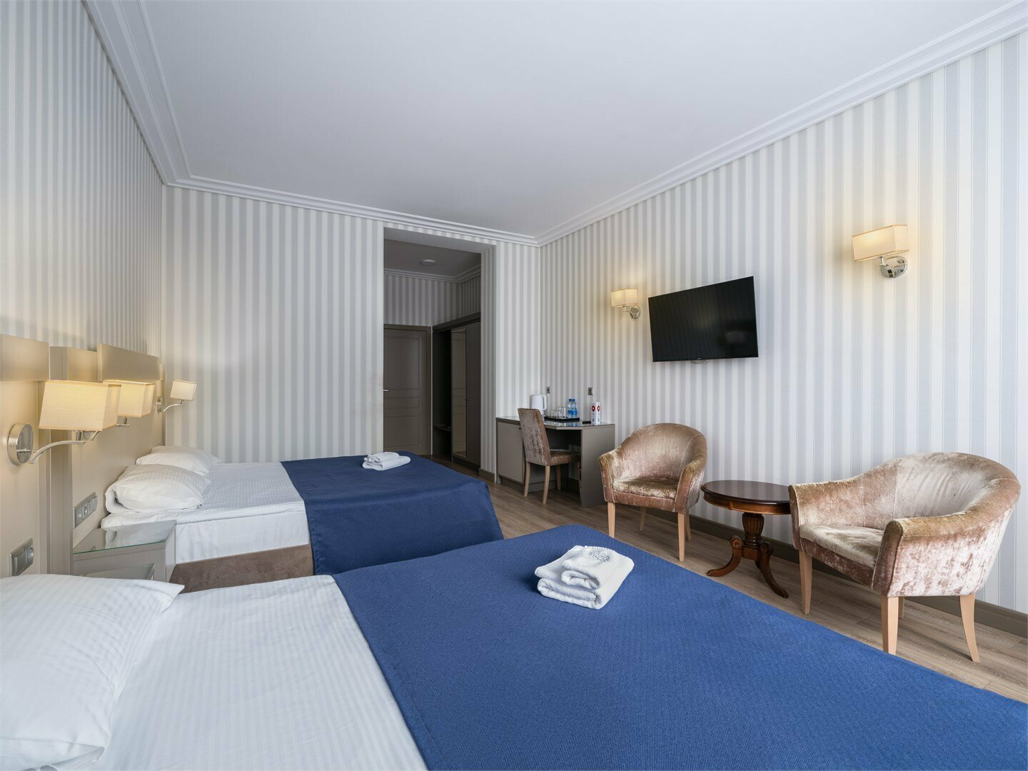 Семейный полулюкс с 2 двуспальными кроватями