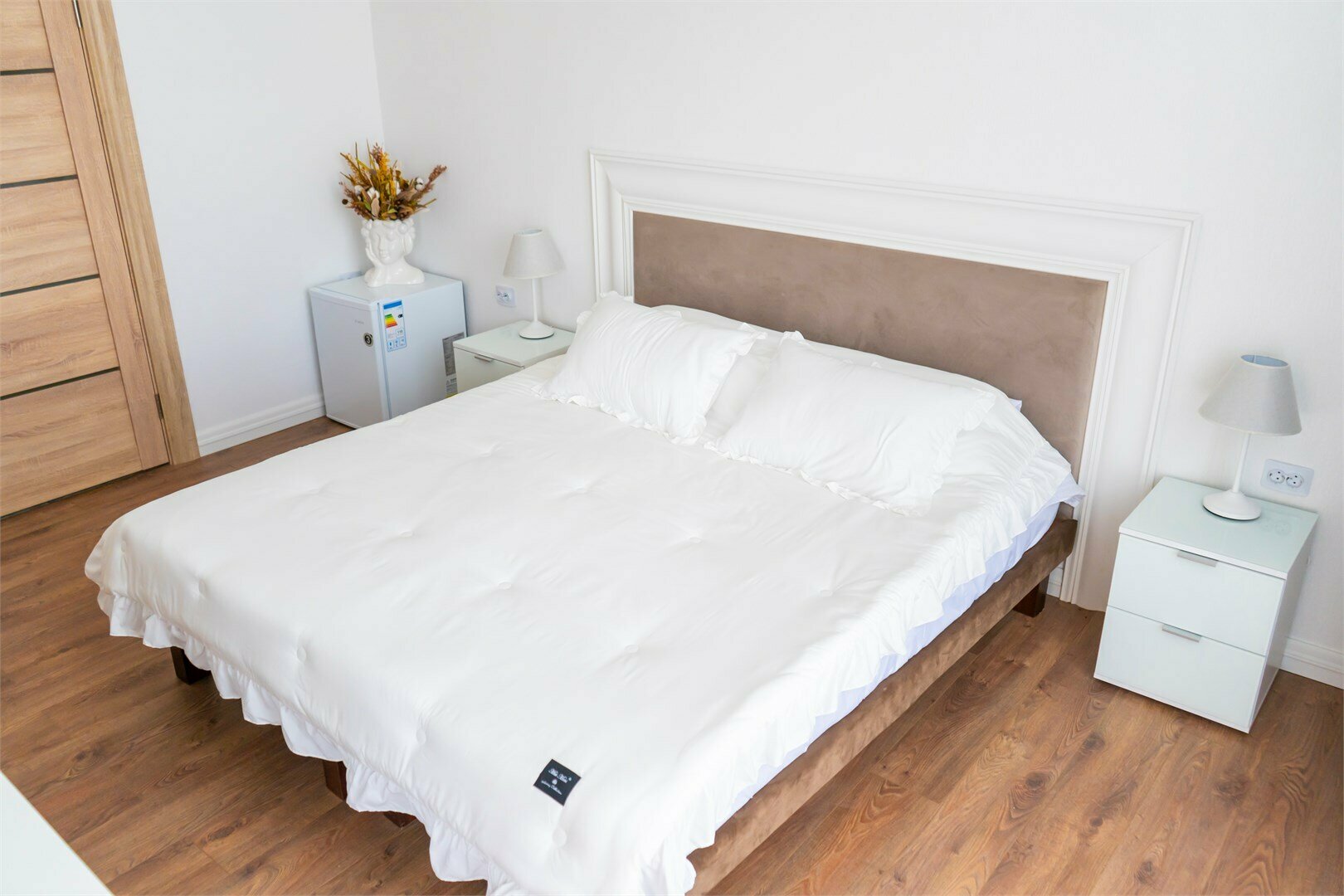 Двухкомнатный номер Люкс на трех-четырех гостей с балконом видом на море (корпус Б)