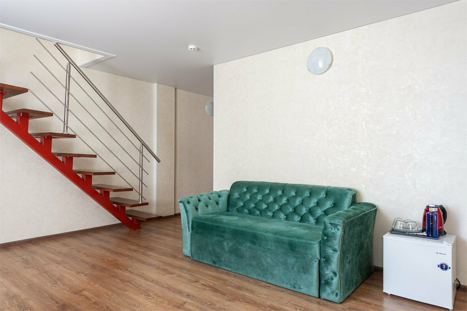 Двухуровневый большой семейный номер с балконом на 6-7 человек  и видом во двор (корпус Б)